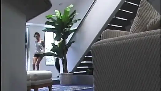 Langbeiniges brünettes schätzchen reitet den cowgirl-stil eines großen schwanzes