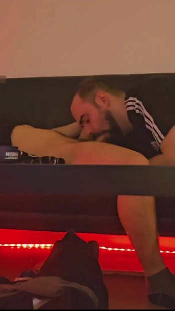 Uzbudljiv trenutak iz filma "Hetero ćelavi tip uvjeren nakon što mu je pomogao"