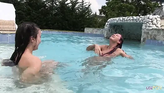Das wasser verstärkt alle lesbischen sensationen, während das lesbische scissoring im pool weitergeht