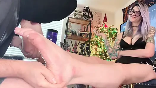 67 Goddess Size 16 Foot Worship & Toe Sucking