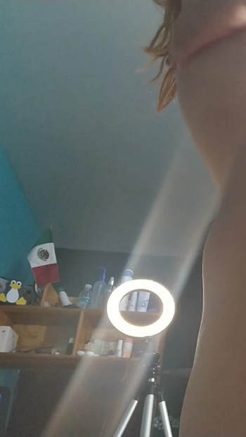 痩せたトランスガールが体を見せて激しく遊ぶ |クリップ1