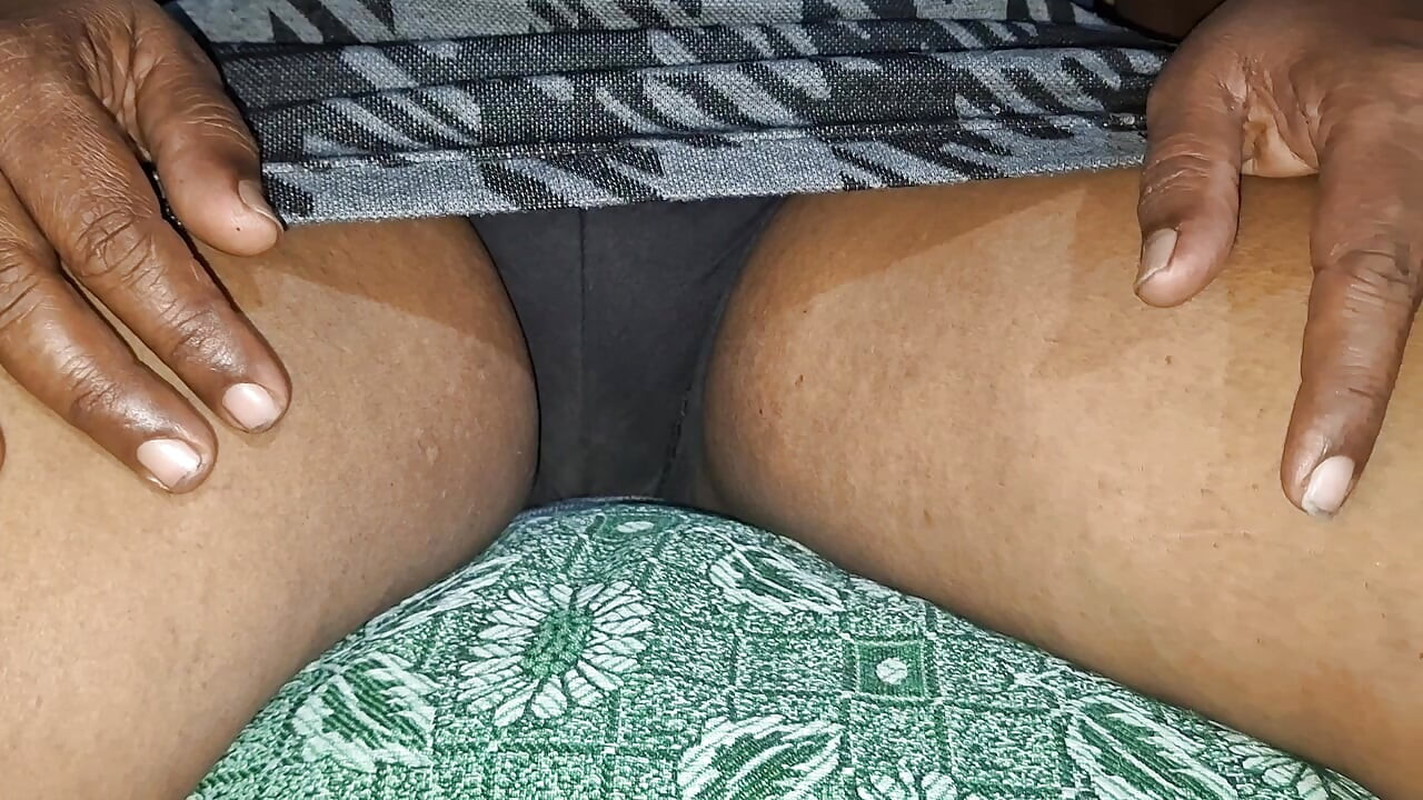 India mucama con bragas negras