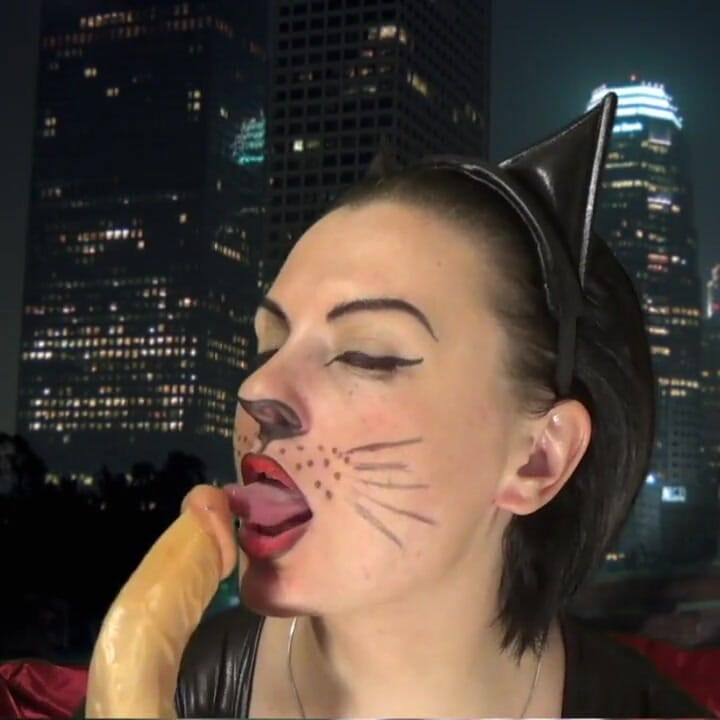 Kitty îți mulge pula