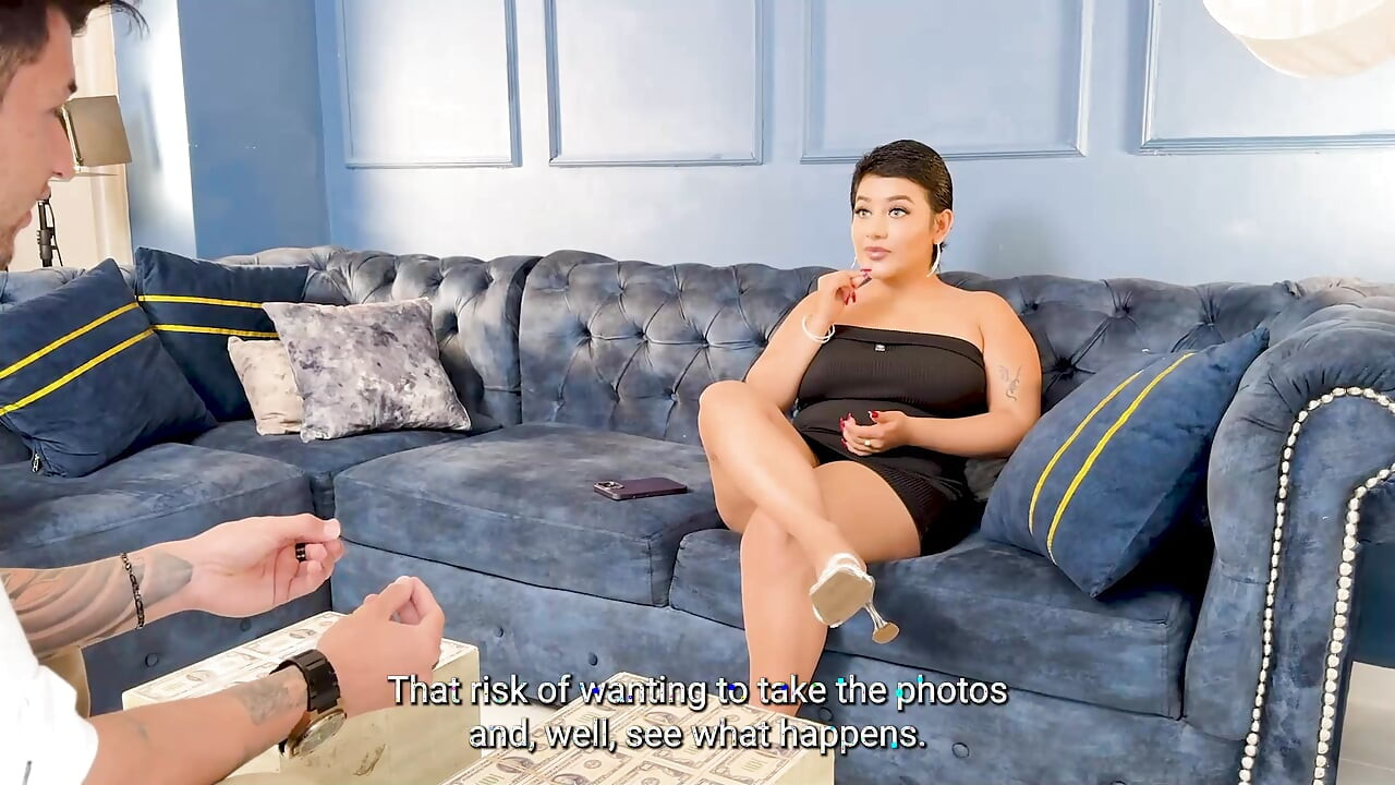 Sexy brunetka s obrovskými prsy je intenzivně ošukána obrovským ptákem na castingu