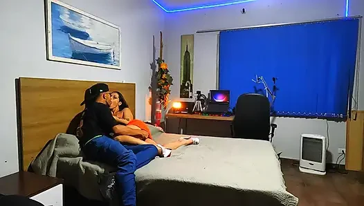 Istirahat makan malam: dia ingin duduk di penisku sebelum pencuci mulut
