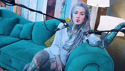 J - Jelousy hakkında konuşuyorum - asmr podcast sfw konuşuyor gotik sıska kız dreadlocks dövmeli model dövmeli kız