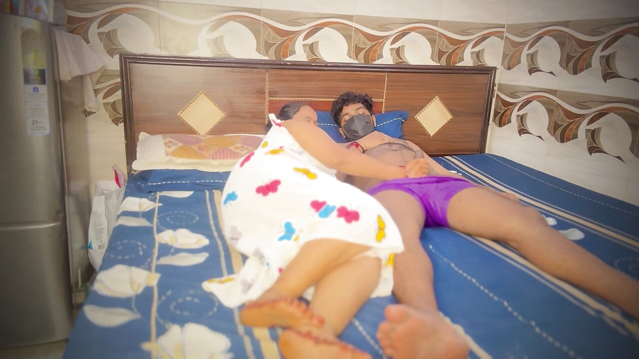 Bhabhi Desi fierbinte, prima dată sex în camera de hotel. Video în hindi.