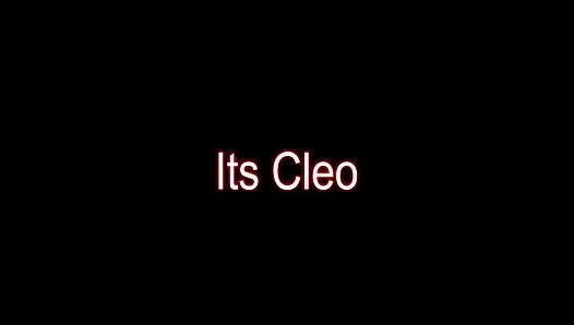 Cleo sandalyesinde parmaklıyor ve boşalıyor