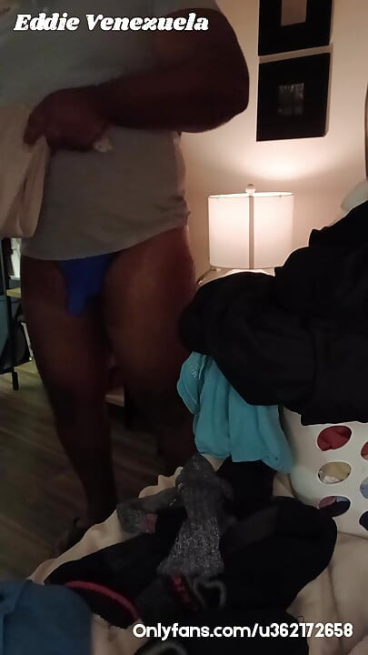 Papi negro y grueso lava la ropa en la ropa interior!