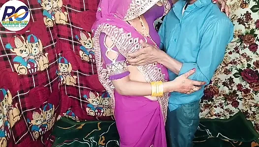 Seksi Hintli kadın üvey kız kardeşinin üvey oğlunu kısrağa dönüşerek ve onu kucağına kaldırarak ve yarağı içine koyarak sikiyor
