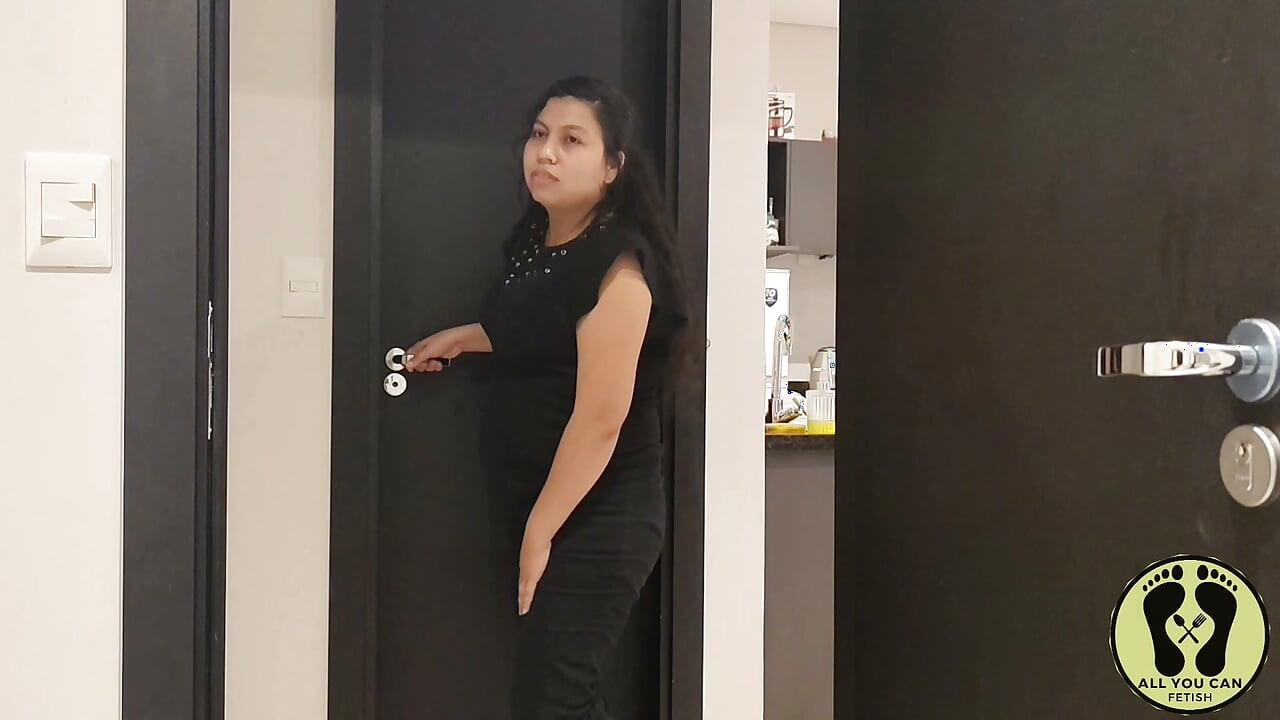 PEE DESPERATION IN COUPLE DIRTY TOILET