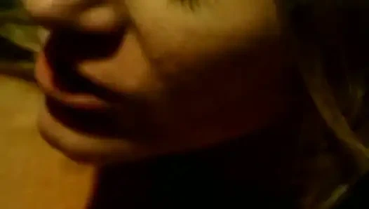 Klassische blondine wird vor einer gesichtsbesamung hart gefickt