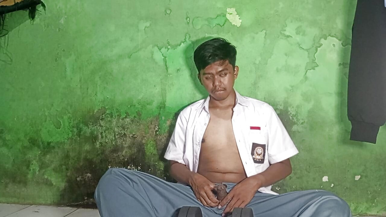 Young man tries round nude