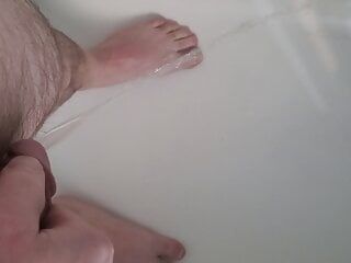 Pissar på fötterna i duschen