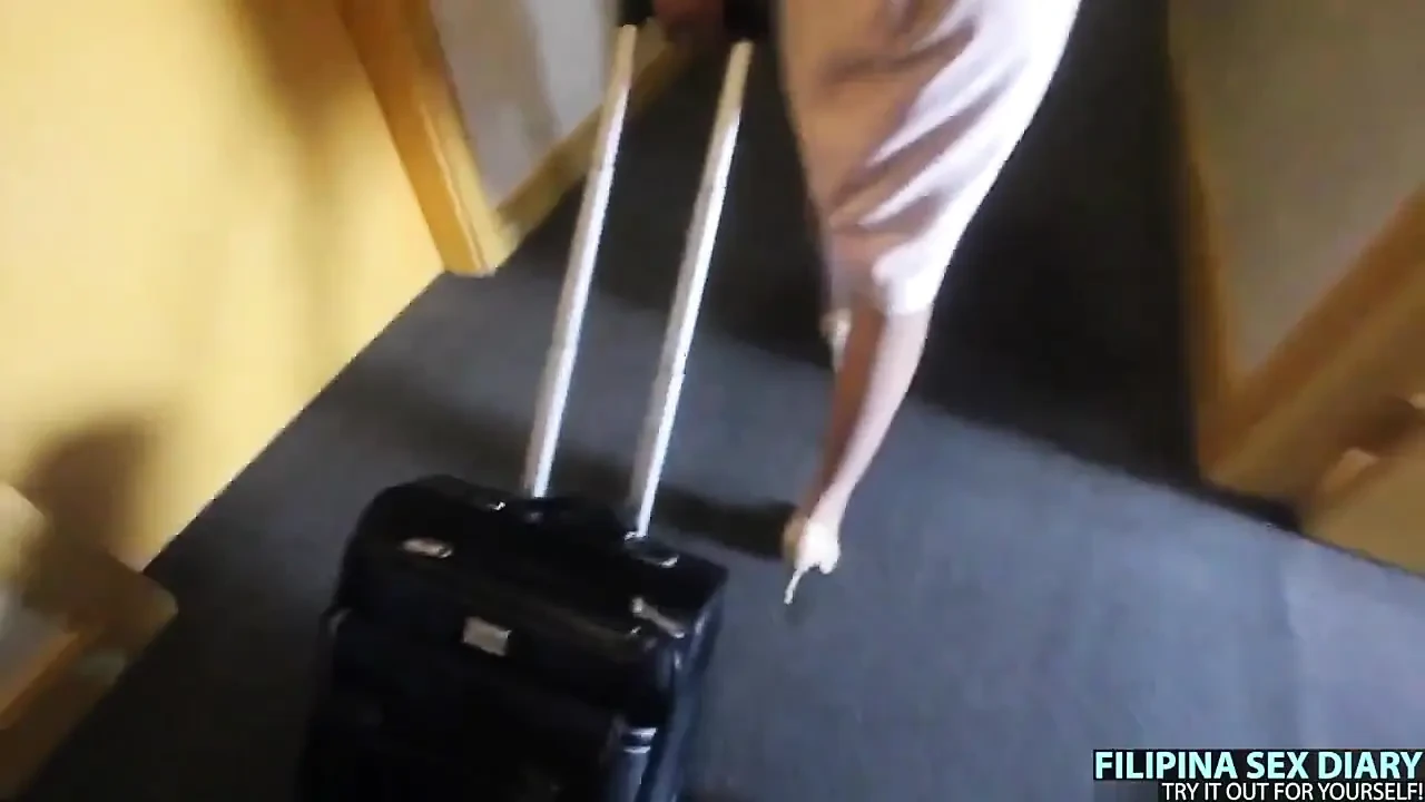 一个性感的亚洲空姐在她的中途停留做爱