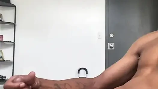 Sert yarağımı dövüyorum