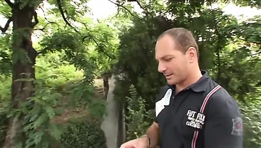 Süße blondine geknallt und von einem harten schwanz auf ihren arsch in den arsch gefickt