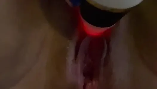MILF squirtet in einen großen strom, weil der plug in ihrem arsch drückt