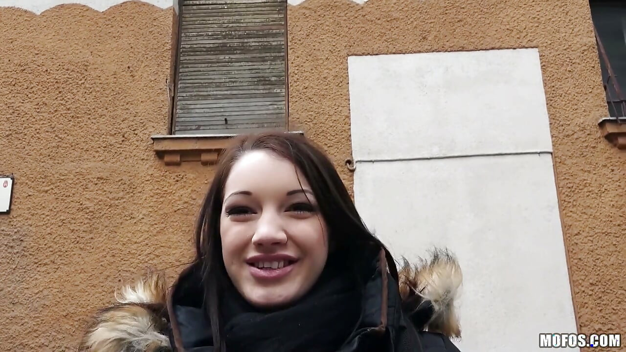 Mofos - hete brunette Felicia Kiss toont haar tieten en kont, Matt krijgt haar kutje poesje gekut