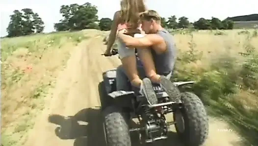 Einige mädchen lieben motocross und extremen sex auf dem land
