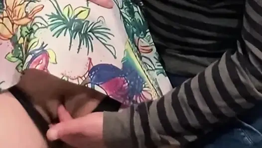 Gadis ini ngebiarkan aku ngusap memeknya di depan umum