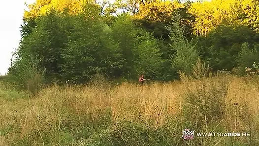 Camo'da sarışın ve ormanda kırmızı iç çamaşırlı esmer