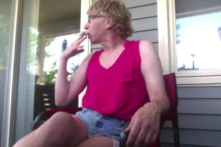 BobbiJoCD has a Smoke..