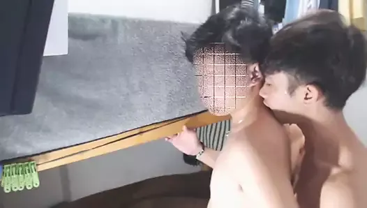 Un beau copain baise une étudiante - jeunes jumelles dans une chambre d’hôtel - sexe gay