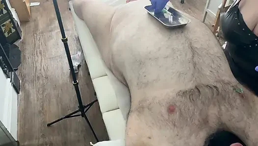 Bagian 5:- Domina Satana bermain medis di sini budak dazzer. Dimulai dengan suara 1 kaki permainan jarum!
