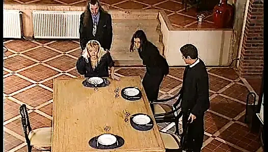 Ateşli Hizmetçi Tutkulu Oral Çılgınlığında Yarak Emiyor