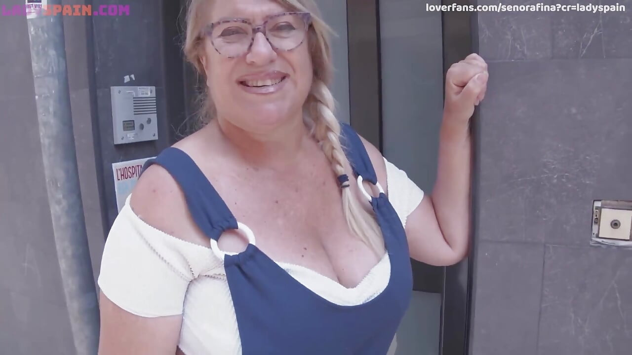 Peituda madura, Senora Fina, quer sexo e pede ajuda ao vizinho enquanto está nua