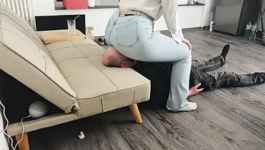 Big Jeans Booty Facesitting - Tidak Ada Jalan Keluar