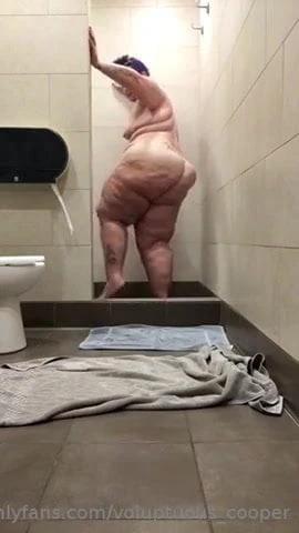 C00p3r taking a shower!!!