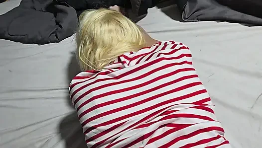 Cewek imut rambut pirang ini dientot gaya doggy habis-habisan