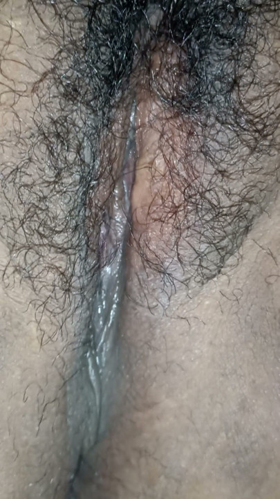 Jeg griber fat og åbner skeden på en slutty milf | Klip 1