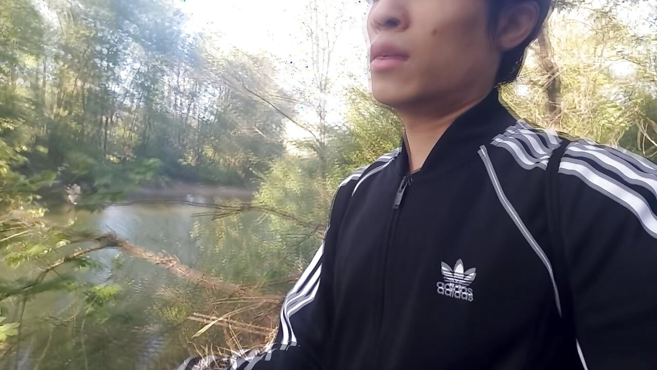 Siyah ve beyaz adidas eşofmanla bu iri yarağı kim tespit edecek, herkesin içinde sikini teşhir edecek komando serbest top yapıyor, işiyor