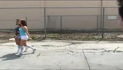 Süße teenager erfreut den großen schwanz des typen