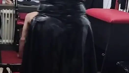 Dominante MILf ballbusting nackte sklavin bettelt