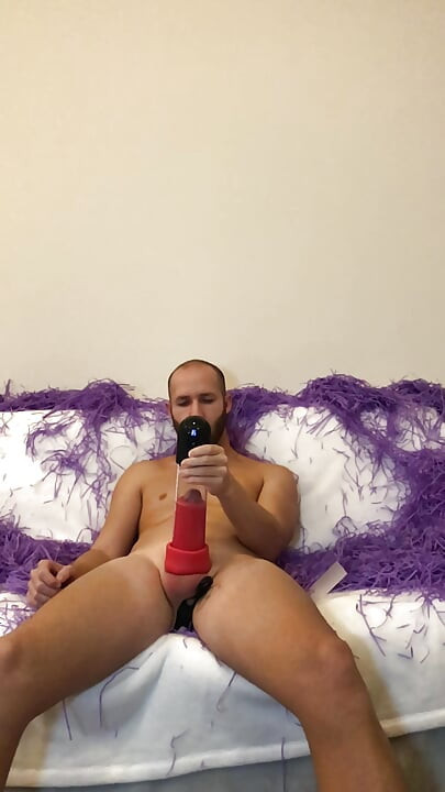 Cewek sange ini lagi asik nyepong budak seksnya