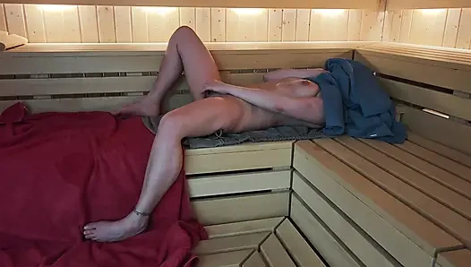 Gepiercte Muschi in Sauna fingern