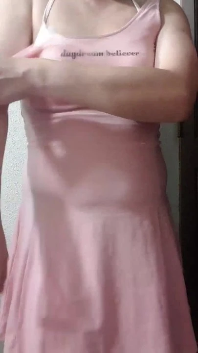 Asiática cd stephy em vestido rosa curto e biquíni incompatível 2