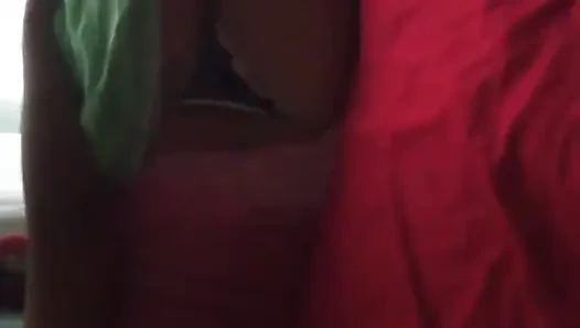 Я мастурбирую использованными стрингами моей жены, и она не замечает