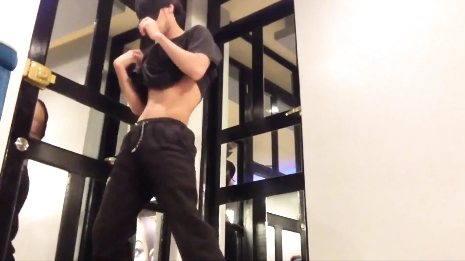 Genç dansçı şehvetli bir dansla beni baştan çıkarıyor ve bana heykellerini gösteriyor!