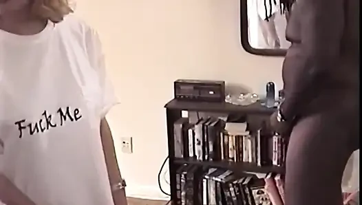 Sarışın orta yaşlı seksi kadın gırtlağına kadar alıyor ve büyük zenci yarağına biniyor