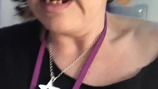 Aku lagi asik kencing di kaki jenjangku