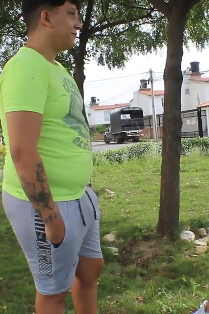 在看到她如此性感很长时间后, 终于有一天来操她的西班牙语色情片