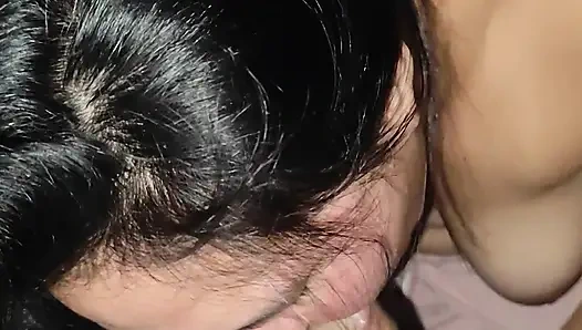 ФИЛИППИНСКАЯ МИЛФА СОСЕТ ХУЙ ЕГО ЛЮБОВНИКА, ПОКА ЕГО МУЖЕНЬКА НЕТУ В РОДУ