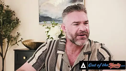 Ailenin dışında - genç Eva Nyx Cheeky masanın altında sakso çekiyor akşam yemeğini üvey babasıyla üçlü sikişe dönüştürüyor