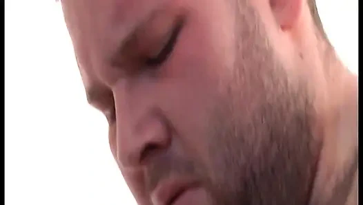 Azgın Kızlar Yarak Emiyor Ve Vahşi Bir Şekilde Sikiliyor