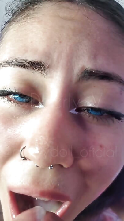 友達の彼女は私のザーメンが大好きで、全部飲み込んでしまいます